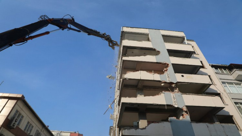 Kocaeli Büyükşehir Kınay İş Merkezi'ni yıkıyor