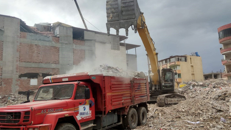 Mamak Belediyesi Samandağ'da Enkaz Kaldırıyor