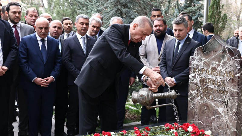 Alparslan Türkeş Vefatının Yıl Dönümünde Mezarı Başında Anıldı