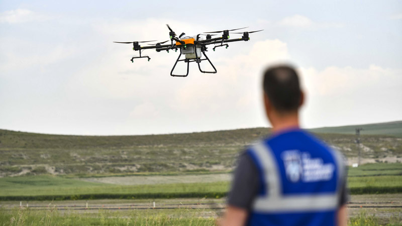 Büyükşehir'den Drone İle Gübreleme ve İlaçlama Hizmeti