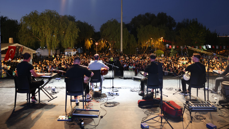 Gölbaşı'nda Sahil Park'ta Yerel Sanatçılardan Müzik Ziyafeti