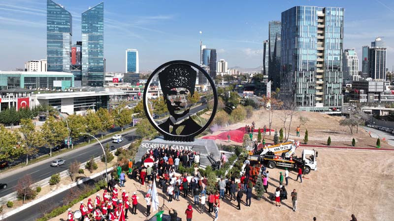 Eskişehir Yolu'na Dev Atatürk Anıtı Yapıldı