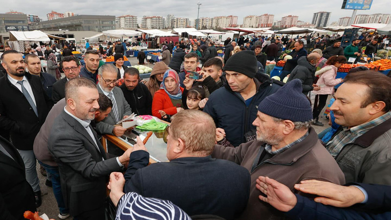 Murat Ercan'da Pazarda Vatandaşlara Tatlı İkramı