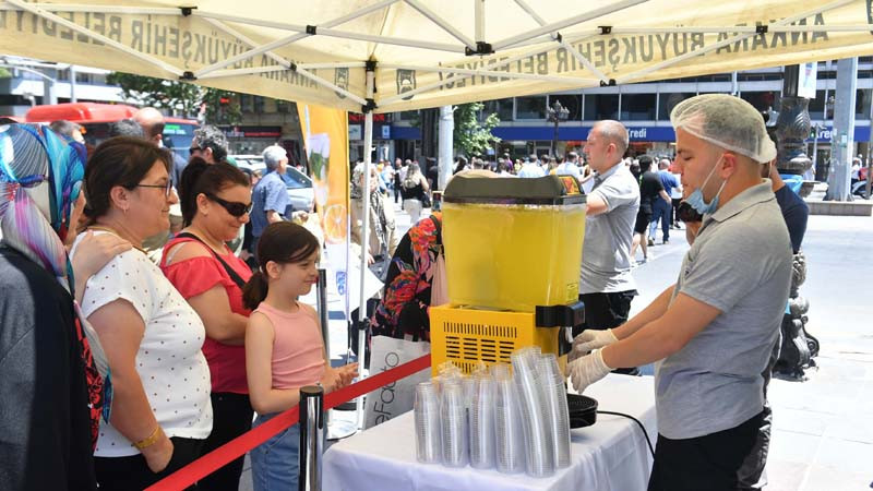 Ankara Büyükşehir'den Soğuk Limonata İkramı