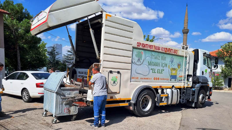 Elmadağ'da Çöp Konteynerleri Dezenfekte Ediliyor