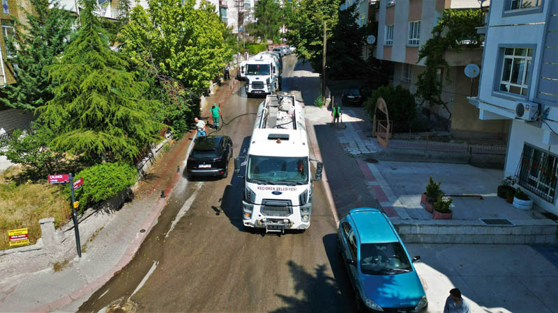 Keçiören'de Gündüz Sokaklar Gece Parklar Yıkanıyor