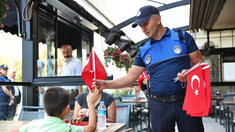 Keçiören Zabıtası Türk Bayrağı Dağıttı