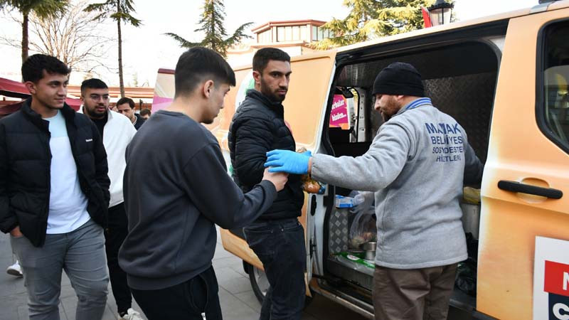 Mamak Belediyesi'nden Öğrencilere Sıcak Çorba