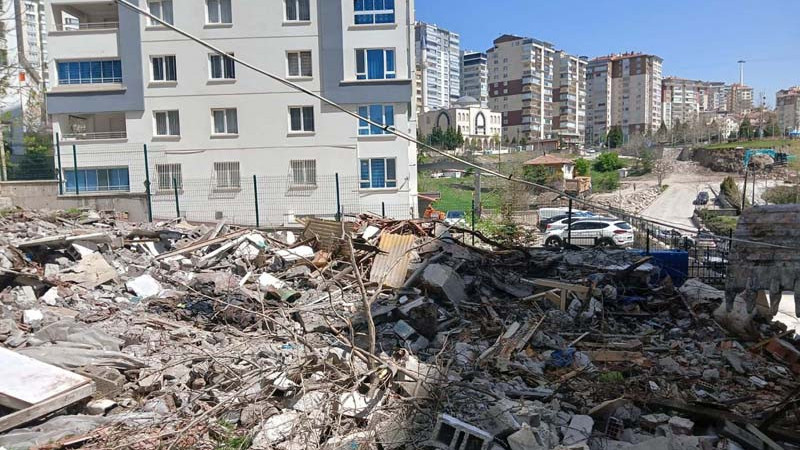 Yenimahalle'de Eski Metruk Yapılar Yıkılıyor
