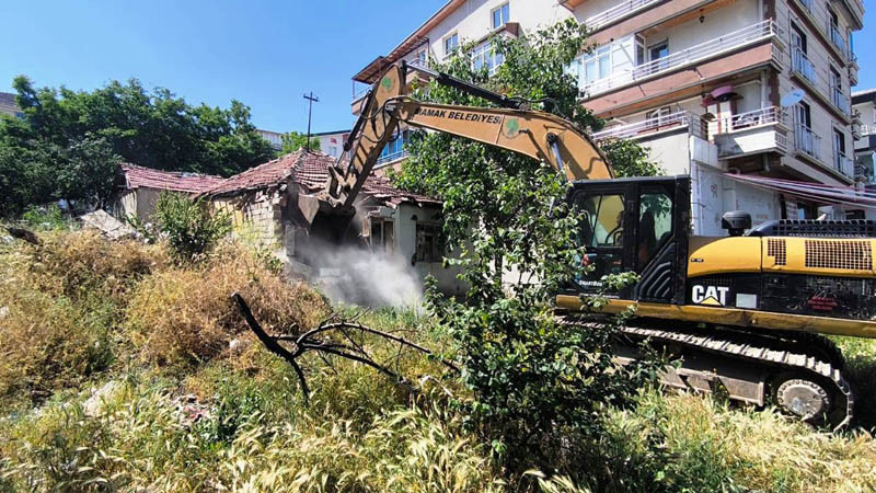 Mamak'ta Metruk Yapıların Yıkımı Sürüyor