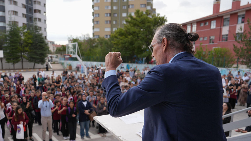 Erdal Beşikcioğlu Öğrencileri Yalnız Bırakmadı