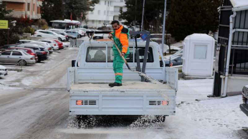 Çankaya'da Buzlanmaya Karşı Ekipler Yoğun Çalışıyor