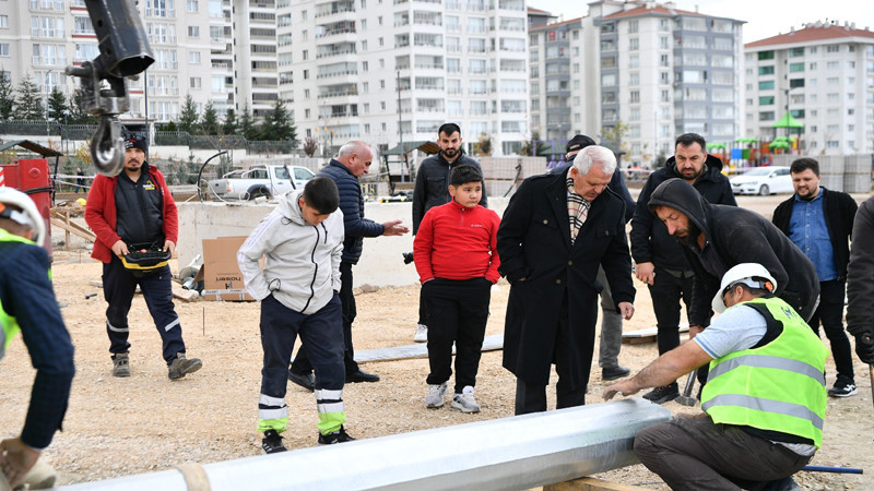 Veli Gündüz Şahin İşçilerle Birlikte Çalışıyor