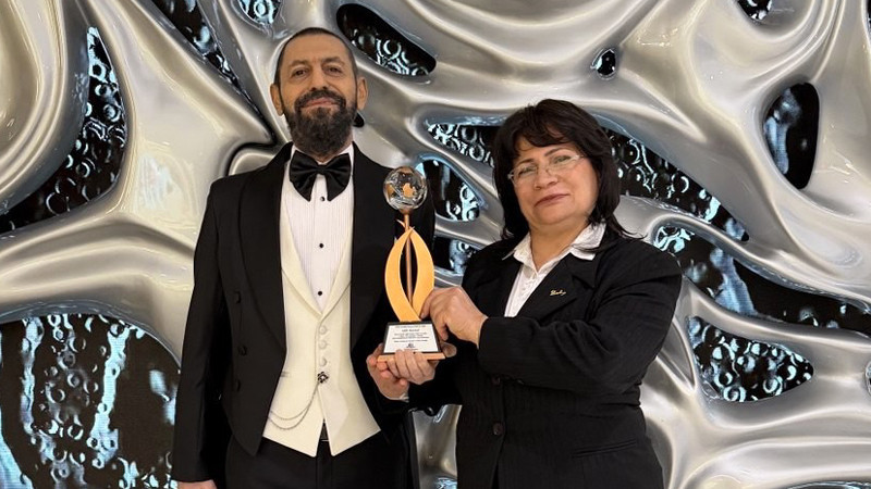 Yalın Barış İnsanı Ödülü Ünlü Yazar Akif Manaf'a