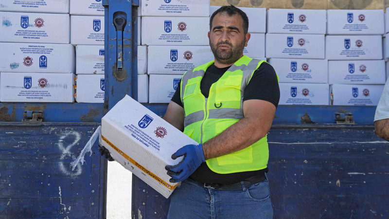 Arı Yetiştiricilerine Yem Desteği Veriliyor
