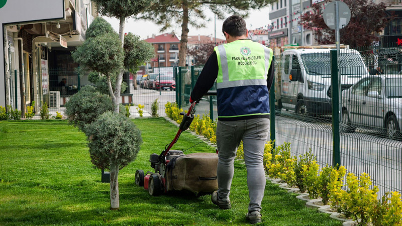 Etimesgut'un Park ve Bahçelerinde Yaz Hazırlığı