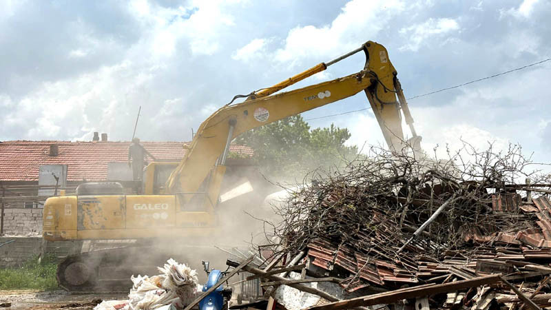 Sincan'da Mevzuata Aykırı Kaçak Ahırlar Yıkıldı
